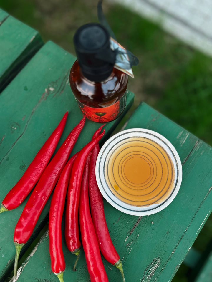 Kırmızı Acı Biber Çeşnili Natürel Sızma Soğuk Sıkım Zeytinyağı 250ml