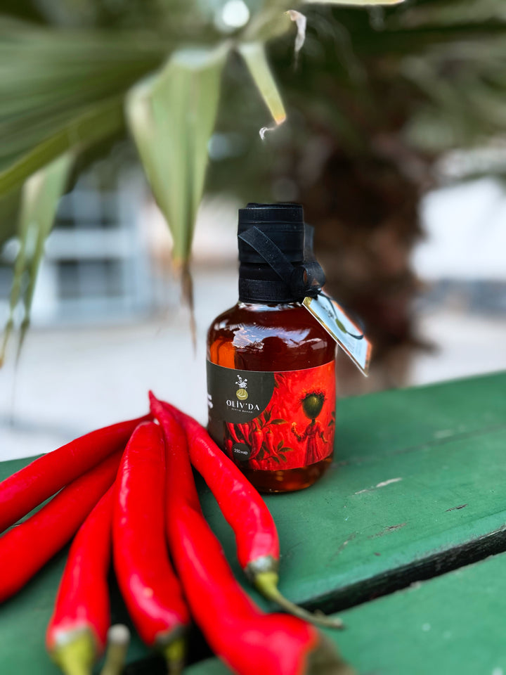 Kırmızı Acı Biber Çeşnili Natürel Sızma Soğuk Sıkım Zeytinyağı 250ml